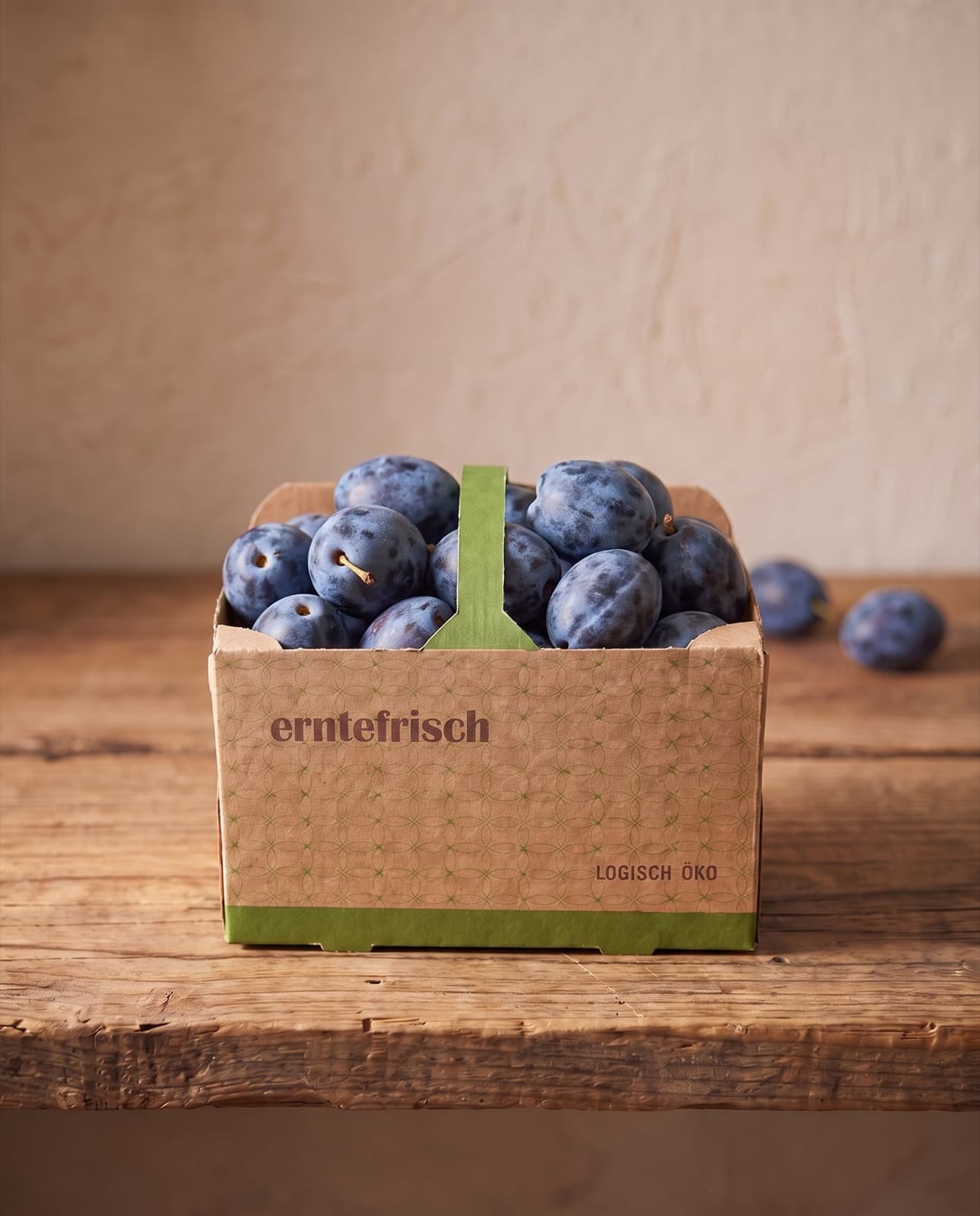 Frisch geerntete Zwetschgen im Hofladen