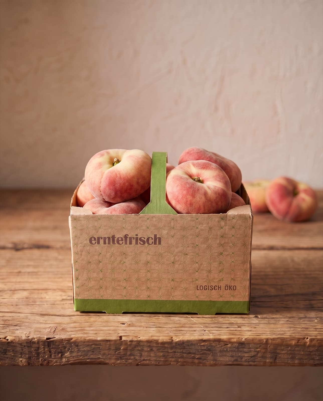 Tellerpfirsiche — Flach, süss, ein Sommerklassiker, Aprikosenhof Thurgau